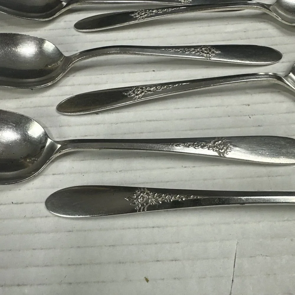 VTG  1941 SILVERPLATE SPOON 8 PC ONEIDA FANTASY TUDOR PLATE COMMUNITY See Pics